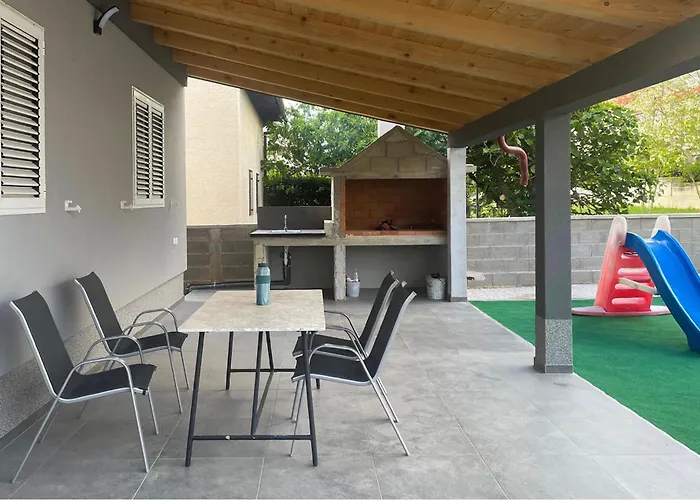 Дом отдыха Lovely In With Wifi